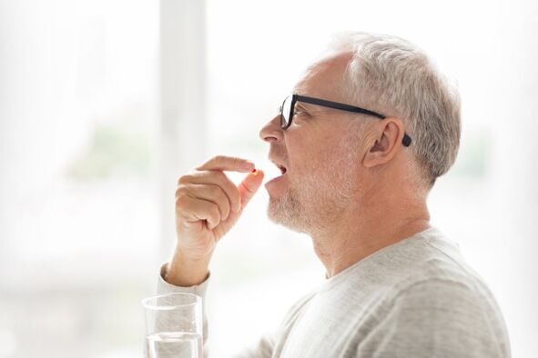 vīrietis lieto antibiotikas prostatīta ārstēšanai